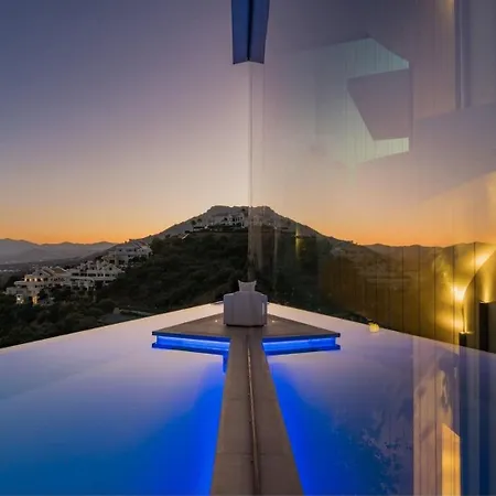 Con Piscina Infinita Y Vistas Al Mar *