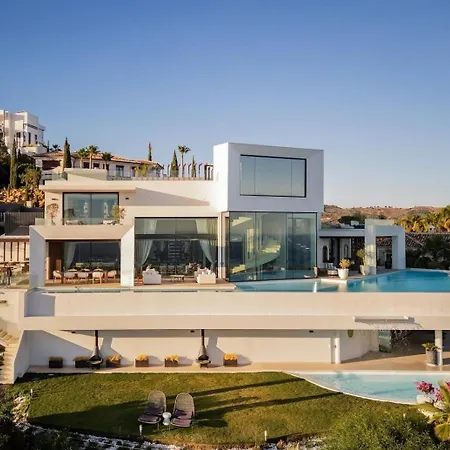 Con Piscina Infinita Y Vistas Al Mar Holiday home Marbella