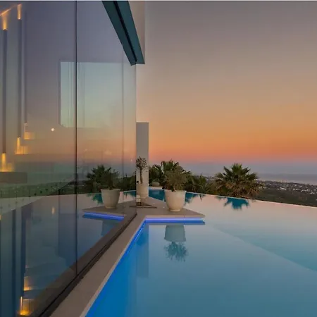 Con Piscina Infinita Y Vistas Al Mar Holiday home *
